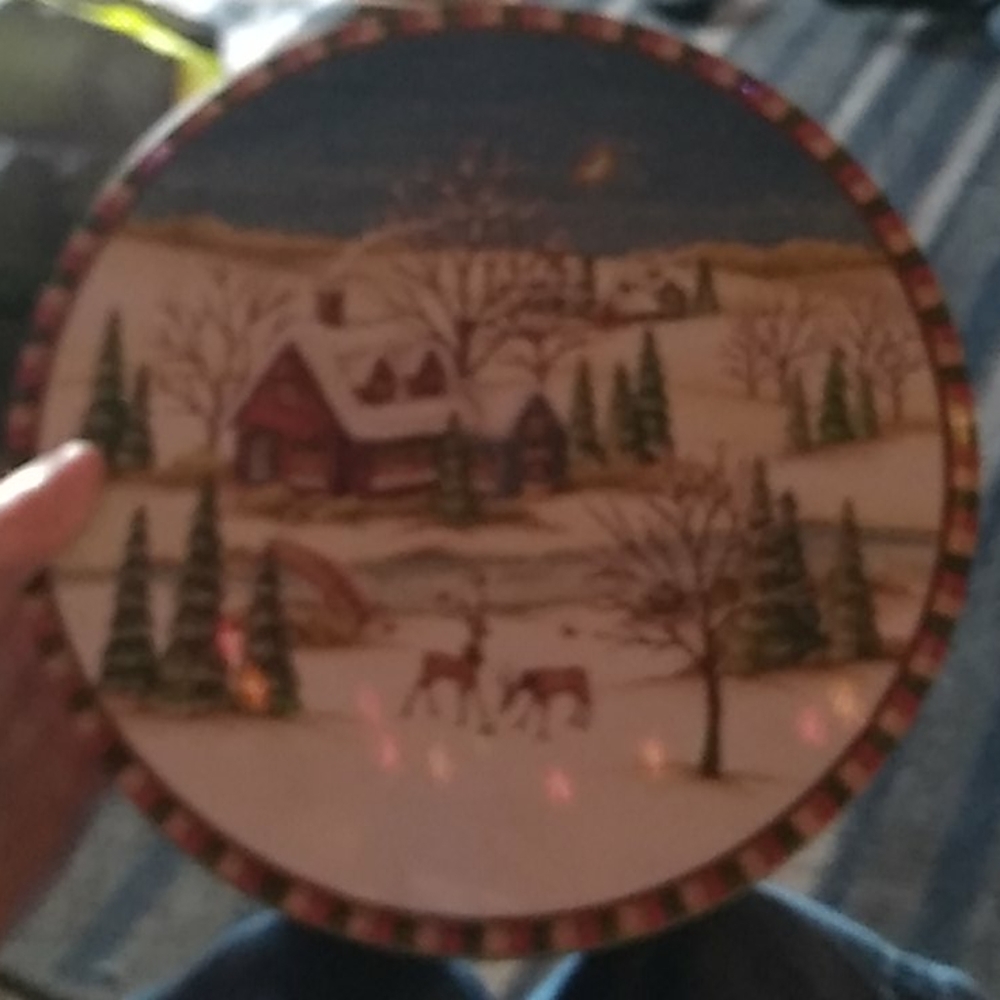 A metal tin